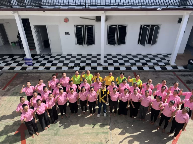 group photo of Kawasama staffs and domestic helpers